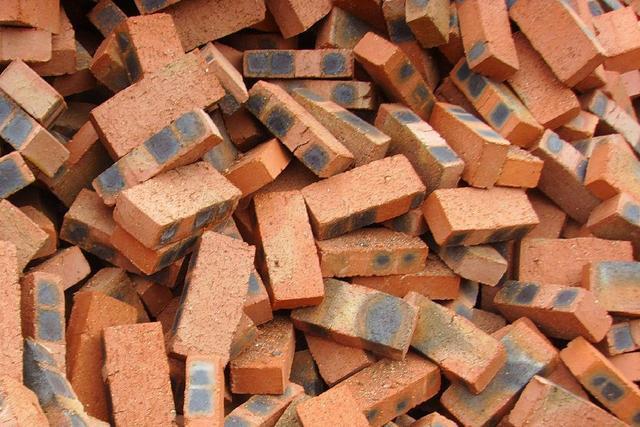 农村盖房用的红砖为何被国家禁用了以后农民自建房用什么砖