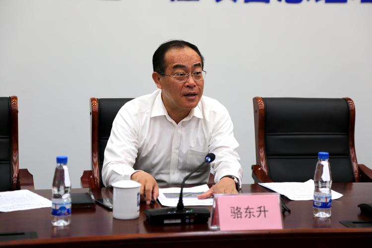大连市副市长骆东升到项目总经理部现场办公