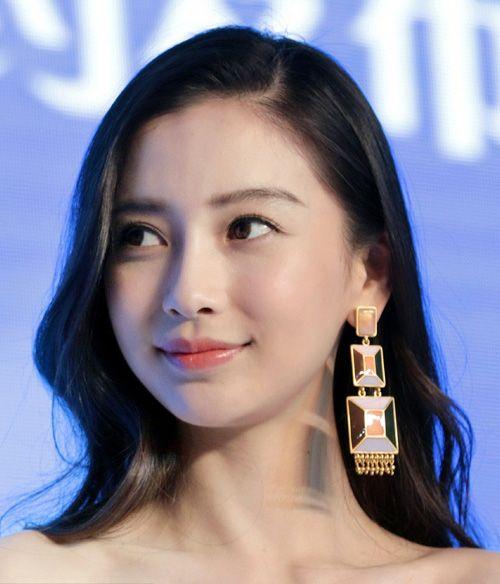 所谓微笑唇,就是不笑也能看起来笑容可掬亲切有加,嘴唇厚度适中
