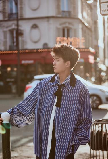 任嘉伦干净清爽街拍写真图片19