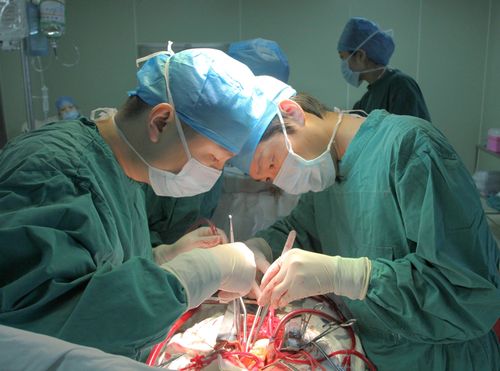 胸外科主任,主任医师吴吉明(右)正在实施手术