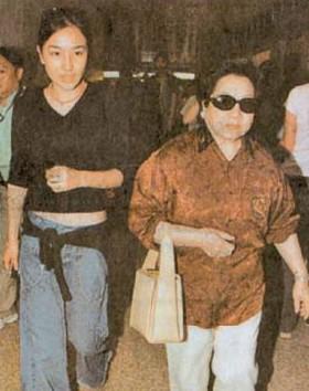 霍英东总共娶三位妻子,吕燕妮,冯坚妮,林淑端.