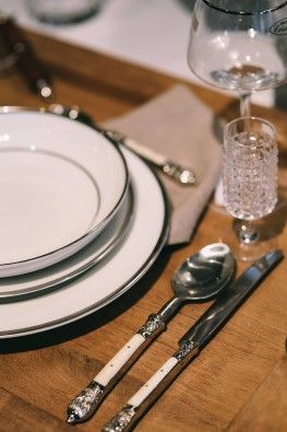 精致的陶瓷餐具图片