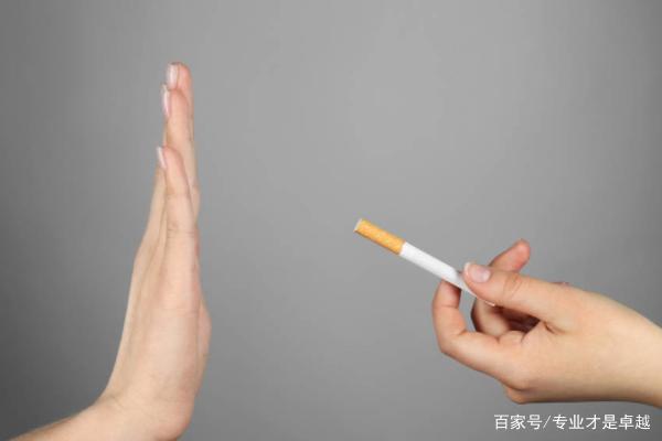 饭局上领导递烟,别说"我不抽烟",懂这三个规矩会来事