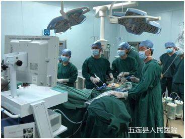 晚上值班又会做急症手术,记得有一次是凌晨一点,急诊通知我们有一高龄