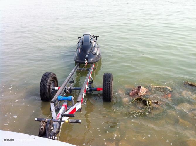 自己设计加工的竞技艇(单人摩托艇)拖车