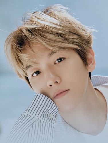 与以往大胆个性的照片不同,此次写真中,exo成员们身穿冷色调上衣