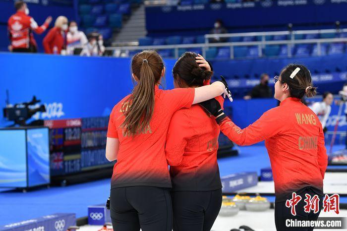 陈杭)10日晚北京冬奥会女子冰壶循环赛中,中国女子冰壶队5:7憾负瑞士