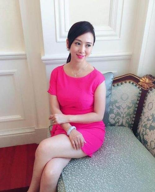 52岁翁虹晒出健身美照,年龄挡不住的魅力,风采不减当年!