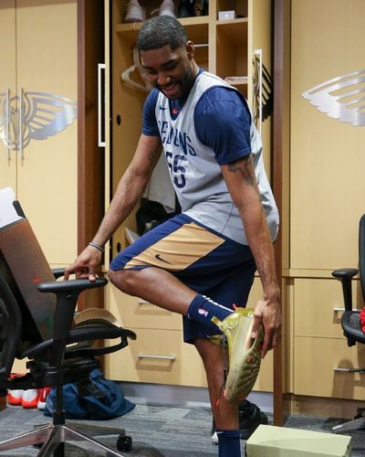 锡安·威廉森送新鞋给队友 air jordan 34"bayou bo.