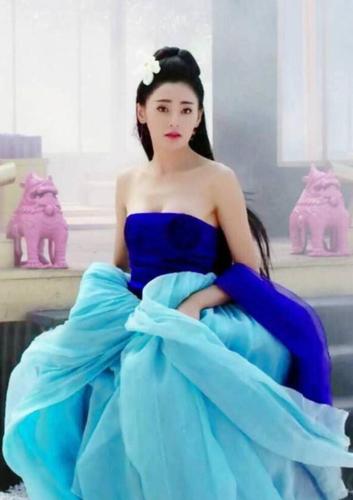 张天爱演古装剧堪称一绝,吊带裙抹胸装纷纷用上,尽显完美身形