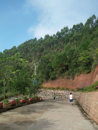 广西省岑溪市东山公园开心游