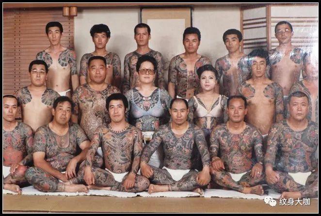 这个特指黑社会大哥们的那种款式.