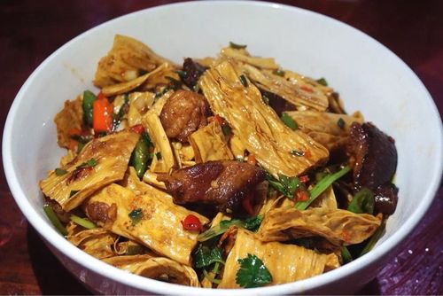 豆笋烧肉38元一份采用优质五花肉,大火红烧,加以豆笋吸其油腻,豆笋有