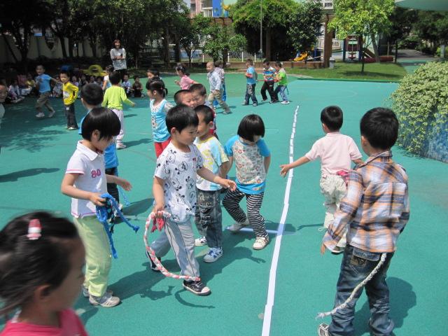 小不点运动会——记园南幼儿园小班庆六一活动