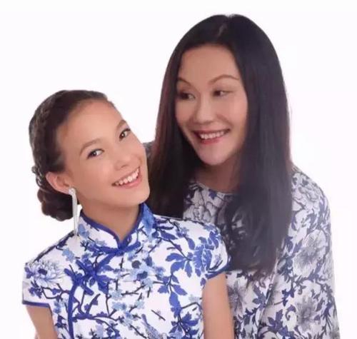 谷妈妈却从小对女儿进行中国文化教育, 如今的谷爱凌能背古诗,说