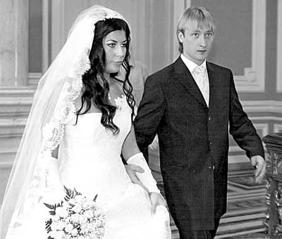 图文:冰坛王子普留申科成婚 与女友步入教堂