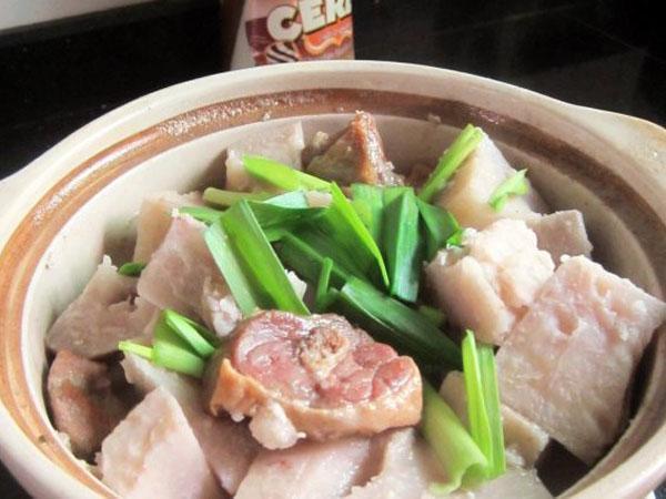  p>腊鸭腿焖芋头是一道家常菜,制作原料主要有五花肉,芋头等. /p>