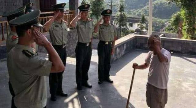 父亲去部队看望儿子,被士兵拦了下来,吼道:让你们军长