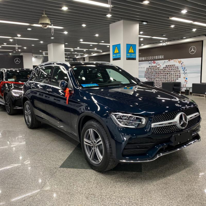 车在人在|奔驰glc260松石绿.奔驰女孩