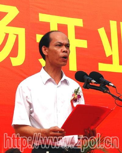 县委常委,常务副县长冯招胜在庆典仪式上讲话.