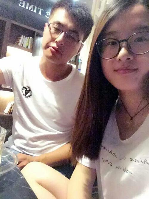 求大神帮忙把这张照片男生的头p到男女合影那张男生的