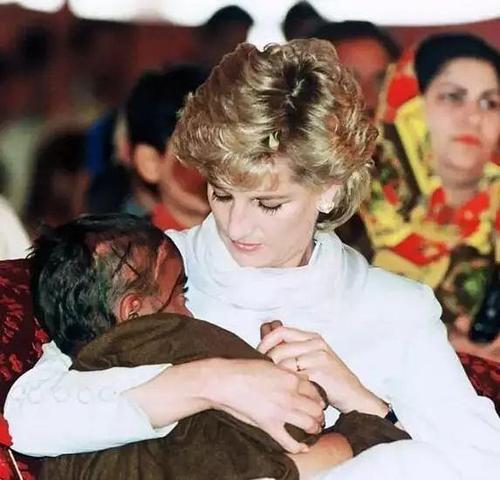 【名人故事】戴安娜王妃:她一生缺爱,却让孩子活出幸福的人生