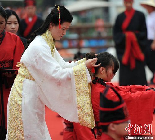 古代成人礼现西安 穿汉服向父母跪拜