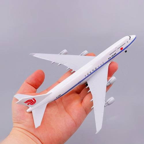 一位航空牛人收藏2000余架飞机模型!网友:厉害了,是真爱