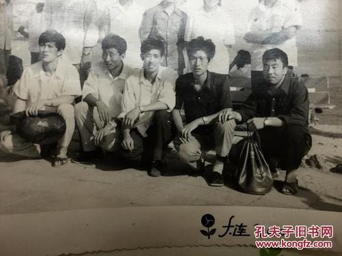 70年代大连老照片(黑白,背景是海边风光)