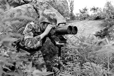 第80集团军某旅侦察分队四级军士长刘艳鹏利用军用望远镜进行野外侦察