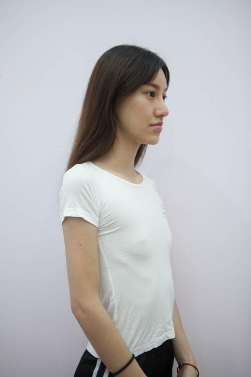 宛如没有发育过.为这个平板身材苦恼了很久.