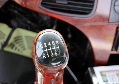 为啥大型卡车最高时速低,反而有十几个档位?内行人说出实话