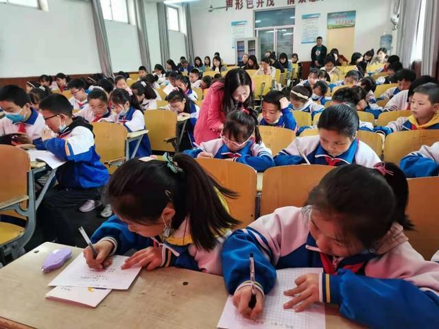 陕西乾县黉学门小学举行童诗进校园活动