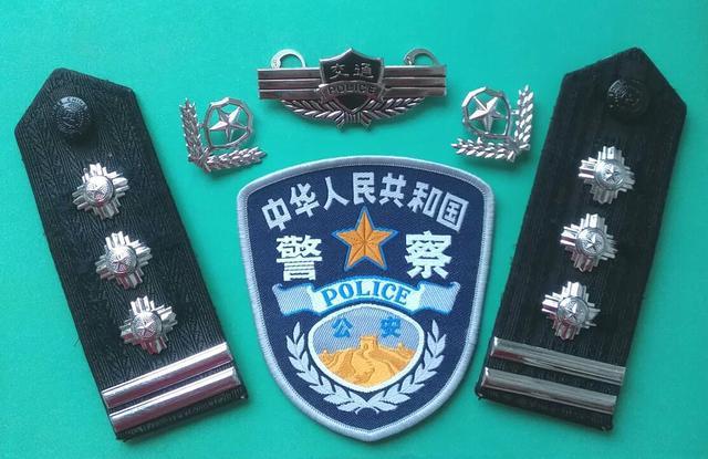 网易首页>网易号>正文申请入驻> 图:长江航运警察佩戴的99式领花,胸徽