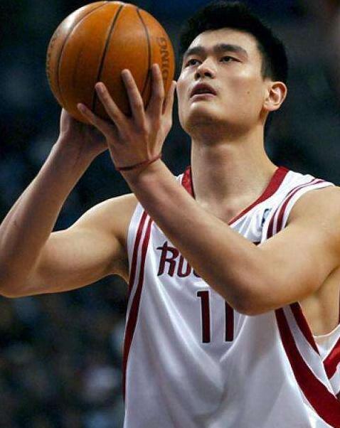 姚明打球只能靠努力吗?这几张照片,可以看出他的天赋