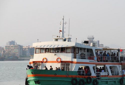 3,搭广场轮渡出海撒风