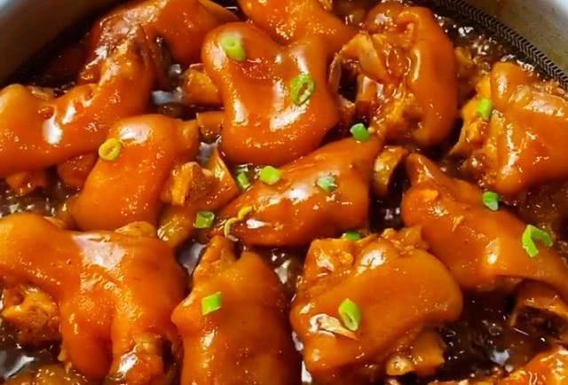 红烧猪蹄这样做太香了,色泽红亮,软烂入味,大人小孩都