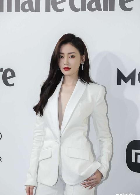 张天爱白色真空西装干净利落,有被"太子妃"气场全开撩