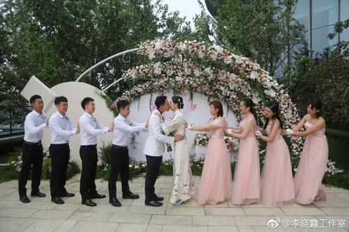 翟一鸣与李晓霞亲吻