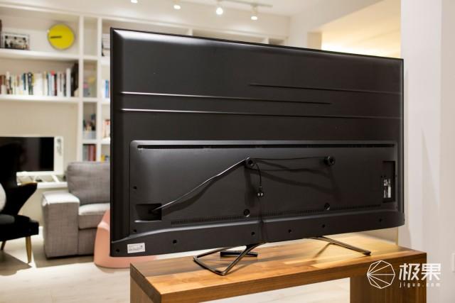 背后简洁到可以把电源线缠绕起来,正面完全看不到,而且背面的设计也