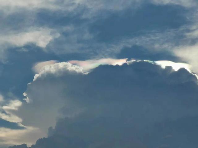 云南多地出现七彩祥云的景色,在云南的你,在今天发现