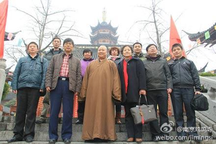 鸡鸣寺住持莲华法师在山门口迎接,并为张训谋主任一行介绍寺院历史及