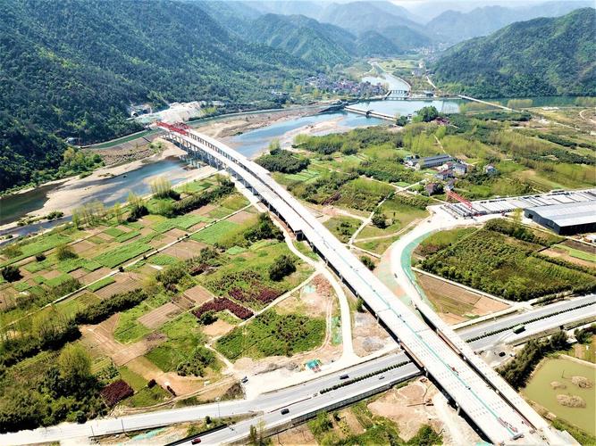 临建高速桐庐分水互通主线桥钢混结合梁开启架设