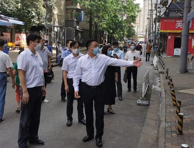 6月4日下午,江岸区委副书记,区长余志成带队暗访检查辖区重点区域