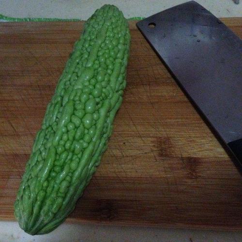 苦瓜煎蛋,清热去火,这么做吃着一点也不苦