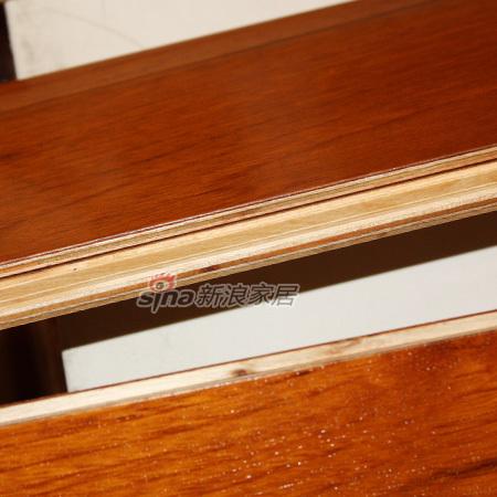 打开两块地板,在侧面没有发现水渍.