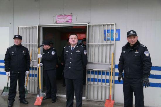 六安交警支队开展抗雪减灾活动