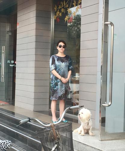 张碧晨带女儿外出女儿正脸照首次曝光和华晨宇小时候一个样