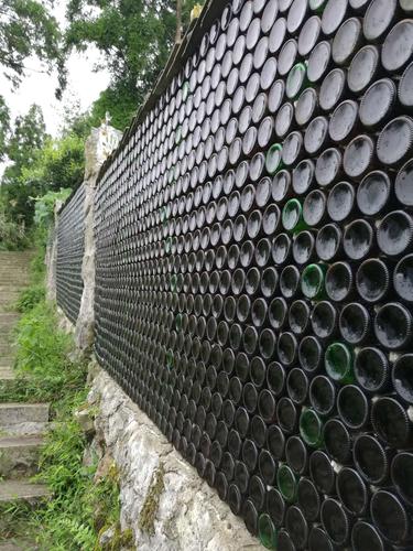 哇!好有特色的酒瓶墙